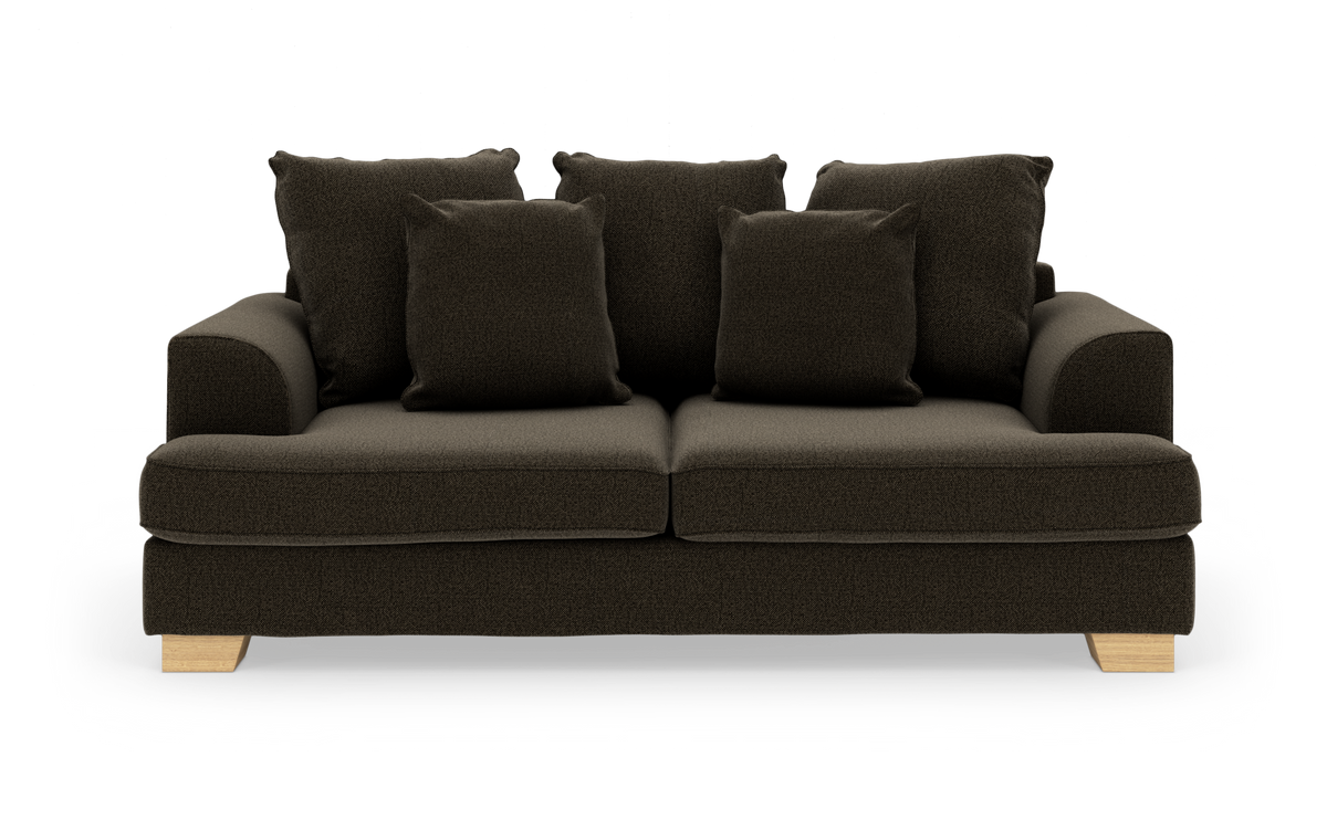 Mørkebrun sofa i tekstil med to sædehynder, fem ryghynder og lyse træben, set forfra.