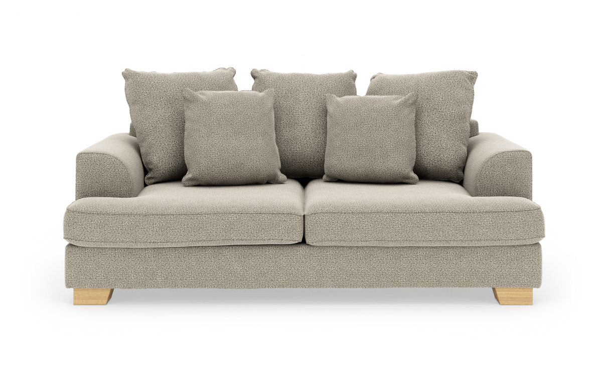 Beigefarvet sofa med træben og flere løse puder, frilagt på hvid baggrund.