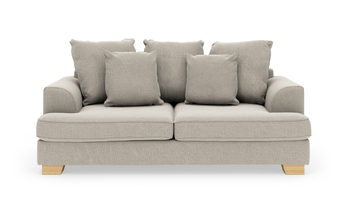 Beige 2-personers sofa med fem løse puder og træben, set forfra.