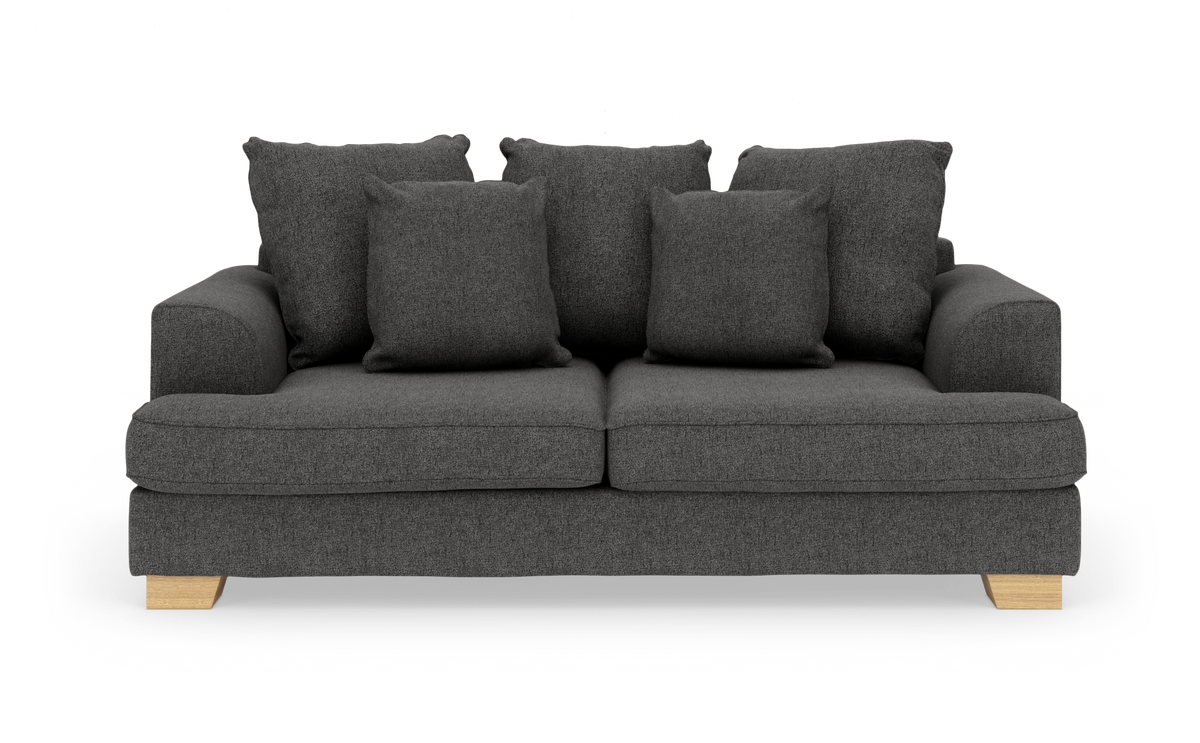 Mørkegrå sofa med træben og fem løse puder, set forfra.