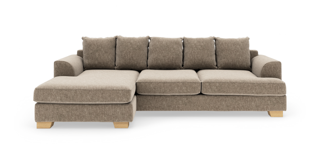 Beige hjørnesofa med chaiselong til venstre, stofbetrukket og med lyse træben, fritlagt på hvid baggrund.