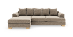 Beige hjørnesofa med chaiselong til venstre, stofbetrukket og med lyse træben, fritlagt på hvid baggrund.