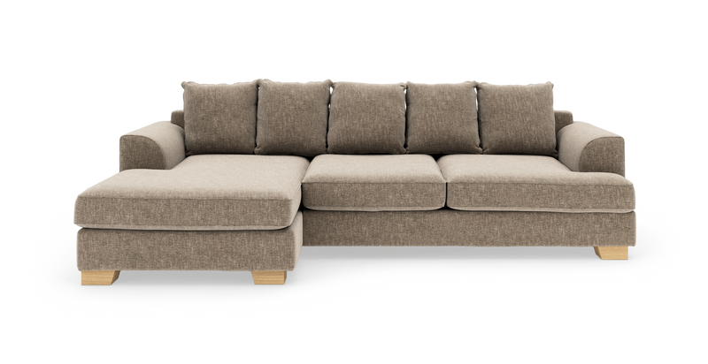 Beige hjørnesofa med chaiselong til venstre, stofbetrukket og med lyse træben, fritlagt på hvid baggrund._ps