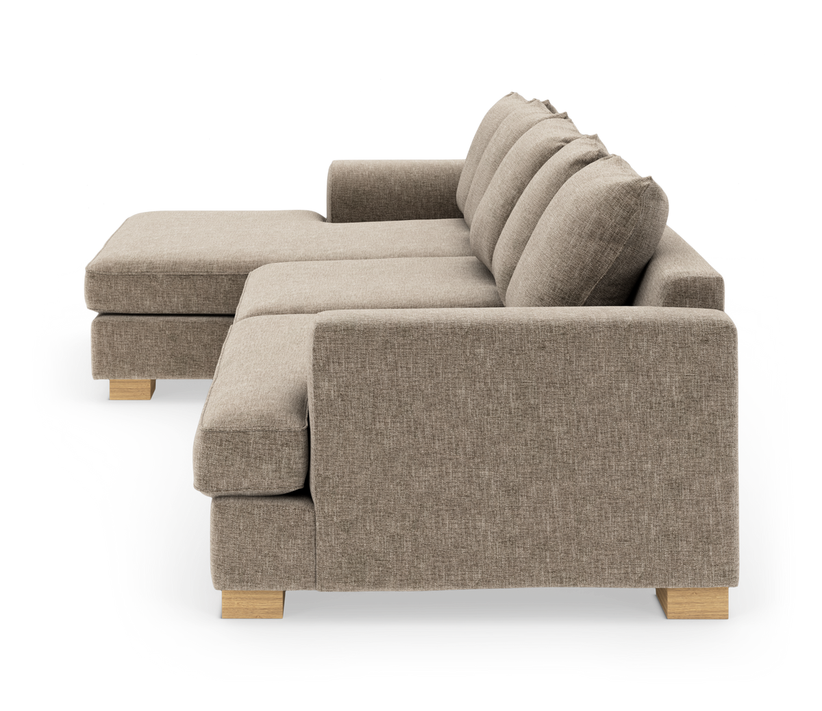 Beige hjørnesofa med chaiselong og træben, set fra siden.