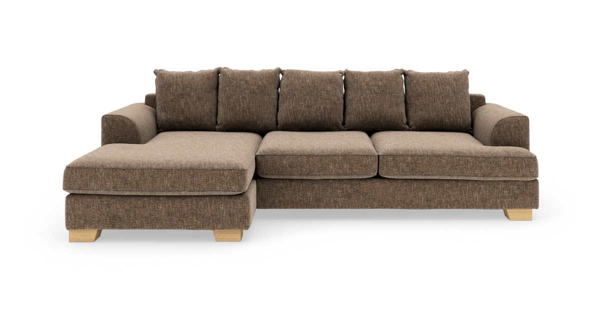 Brun hjørnesofa med venstre chaiselong og fem ryghynder, stofbetræk og lyse træben.