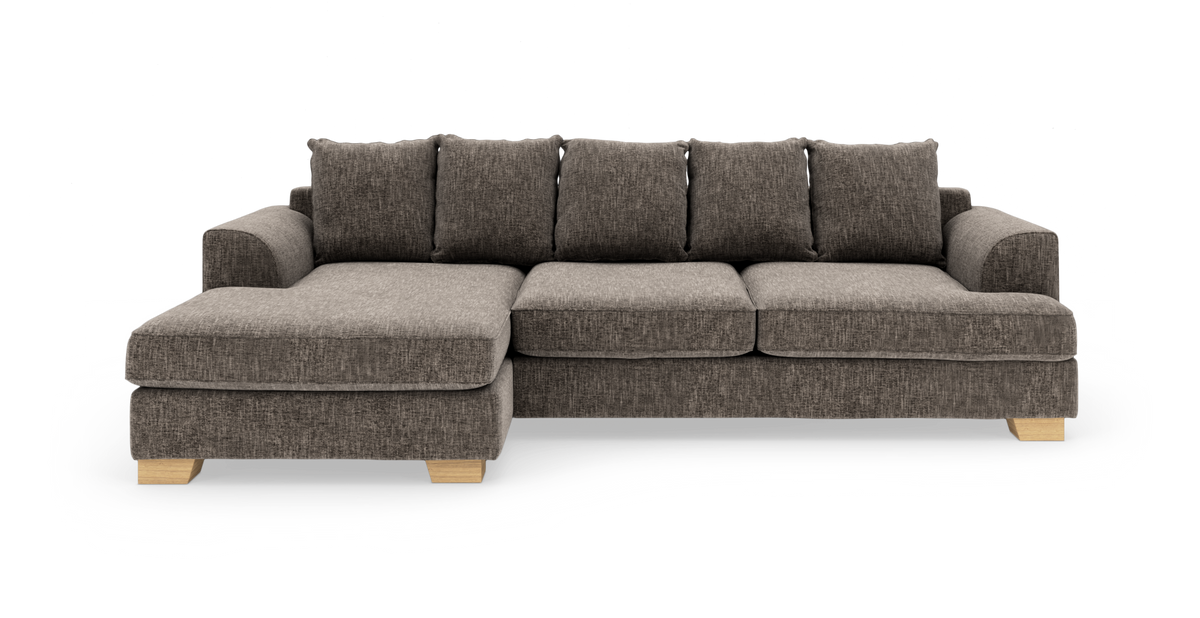 Mørkegrå hjørnesofa med venstrevendt chaiselong, fem rygpuder og lyse træben, frilagt på hvid baggrund.