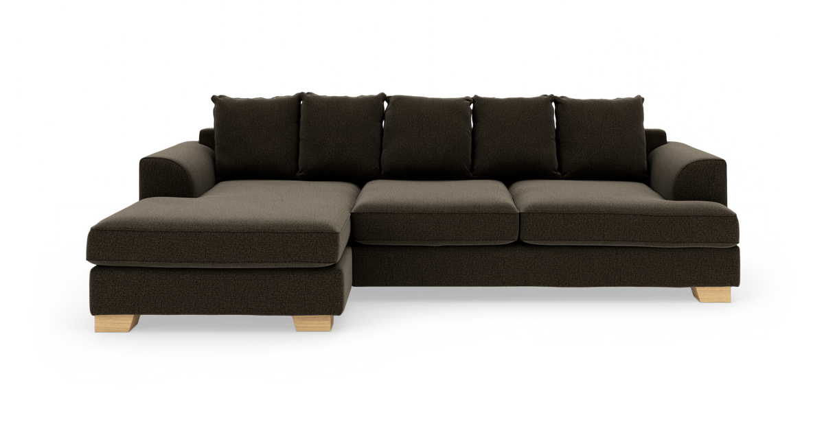 Mørkebrun chaiselong-sofa med løse ryghynder og træben, frilagt på hvid baggrund.