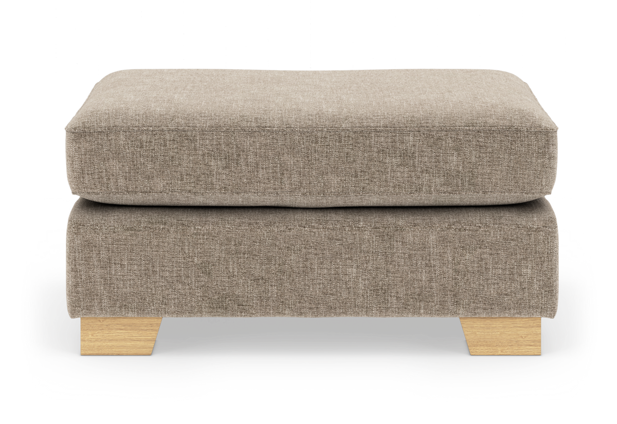 Beige skammel/ottoman i stof med træben på hvid baggrund.