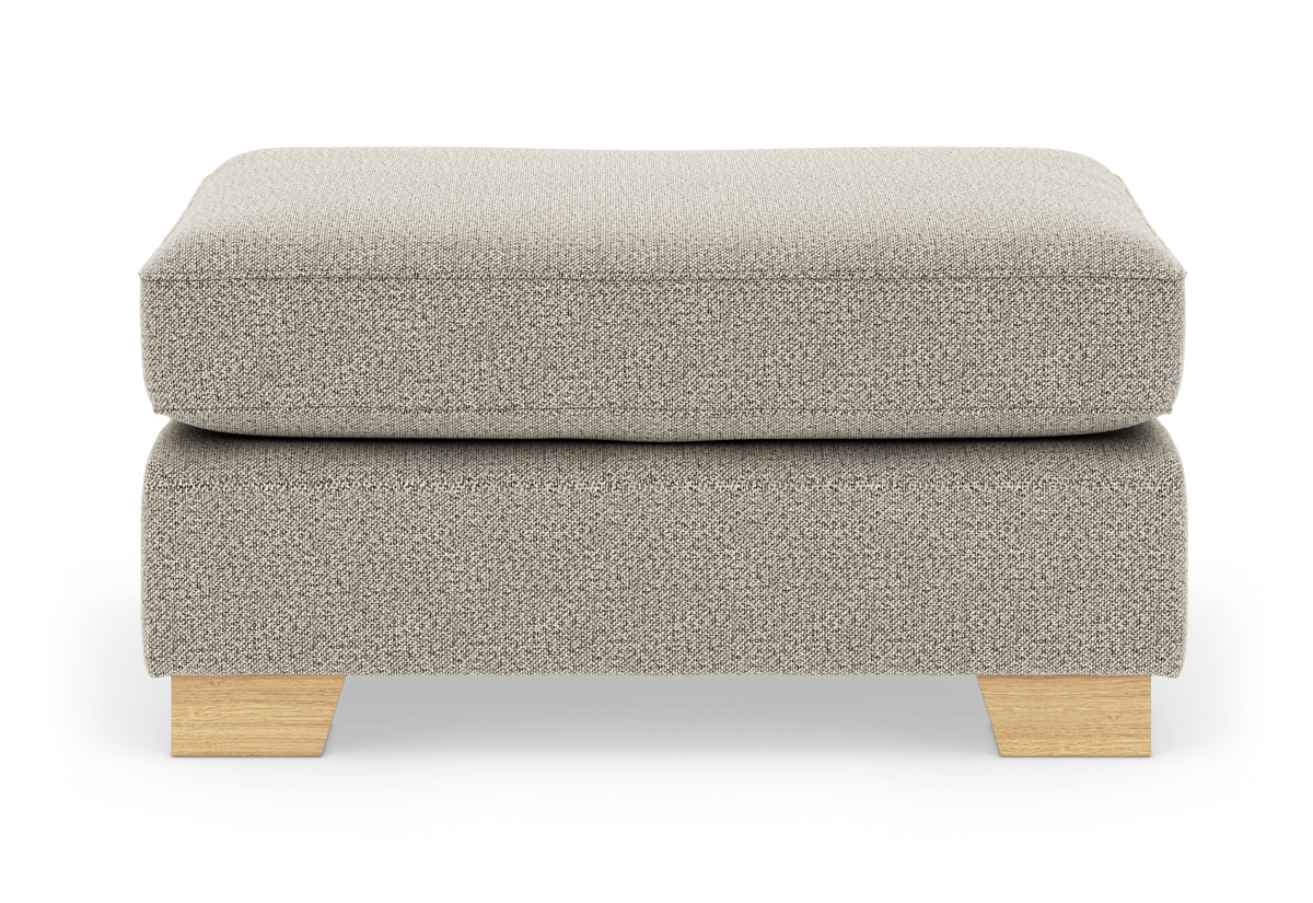 Beige puf/ottoman i tekstil med træben, fritlagt produktbillede forfra.