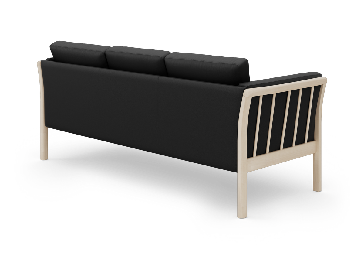 Sort tresæders sofa med hvid træramme, set bagfra i studieopsætning.
