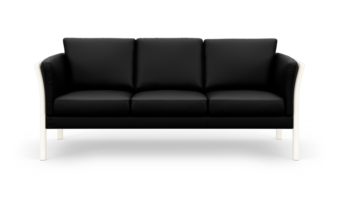 Sort 3-personers sofa med hvide ben, frilagt på hvid baggrund.