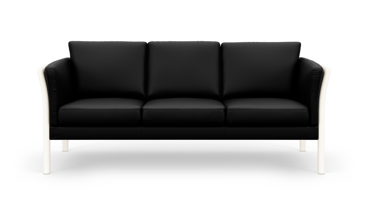 Sort 3-personers sofa med hvide ben, frilagt på hvid baggrund.