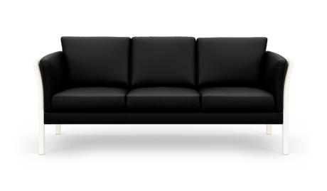 Sort 3-personers sofa med hvide ben, frilagt på hvid baggrund.