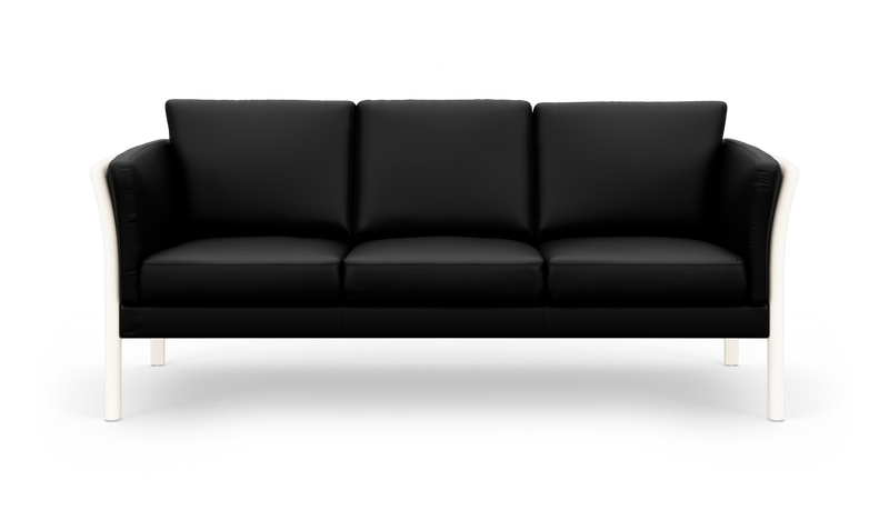 Sort 3-personers sofa med hvide ben, frilagt på hvid baggrund._ps