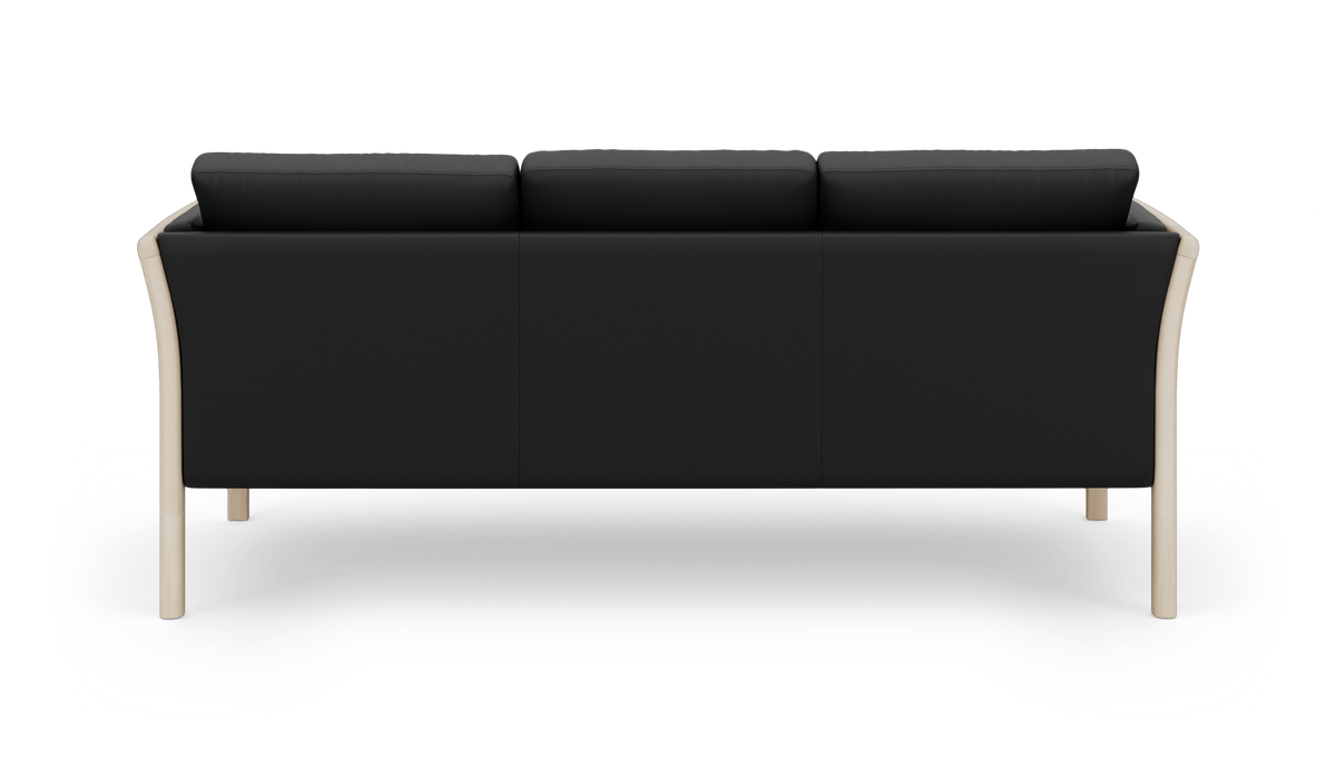 Sort tresæders sofa med hvid ramme set bagfra i studieopsætning.