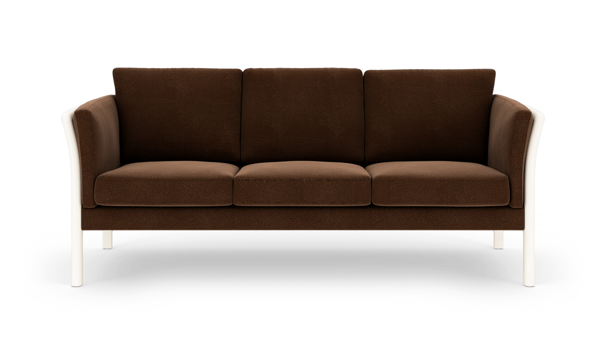Brun 3-personers sofa med hvid ramme og lige ben, frontvisning mod hvid baggrund.