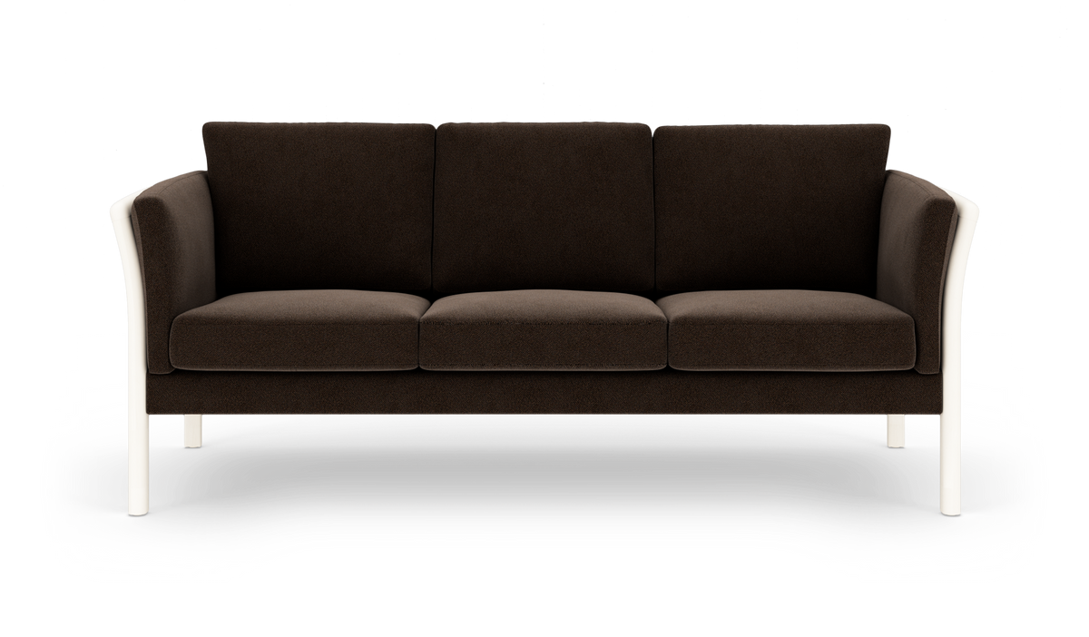 Mørkebrun tresæders sofa med hvide ben, fritlagt på hvid baggrund.