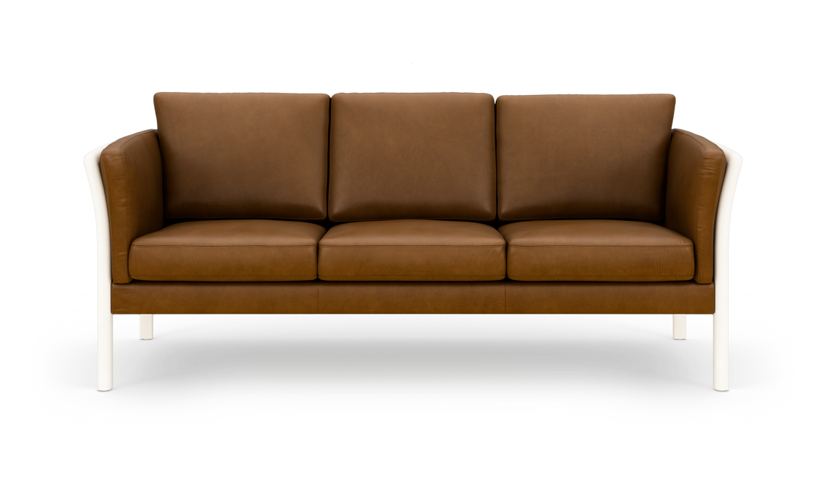 Brun 3-personers lædersofa med hvide ben, frilagt på hvid baggrund.