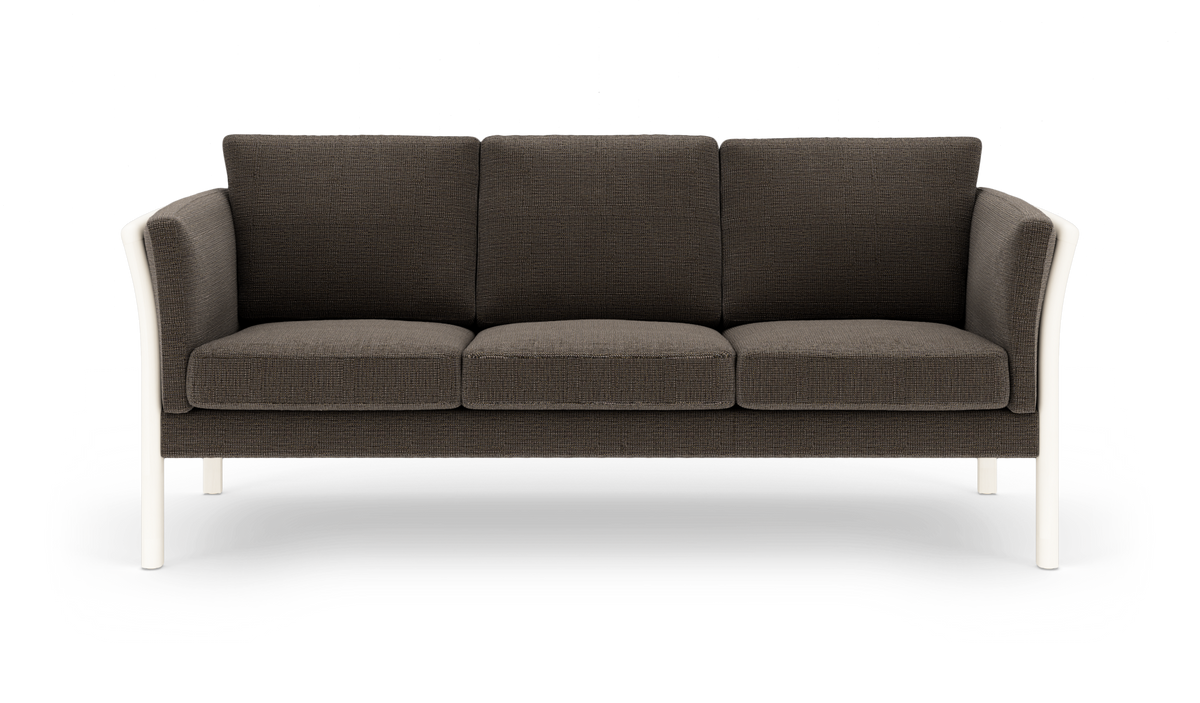 Mørkegrå tresæders sofa med hvide ben og afrundede armlæn, frilagt på hvid baggrund.