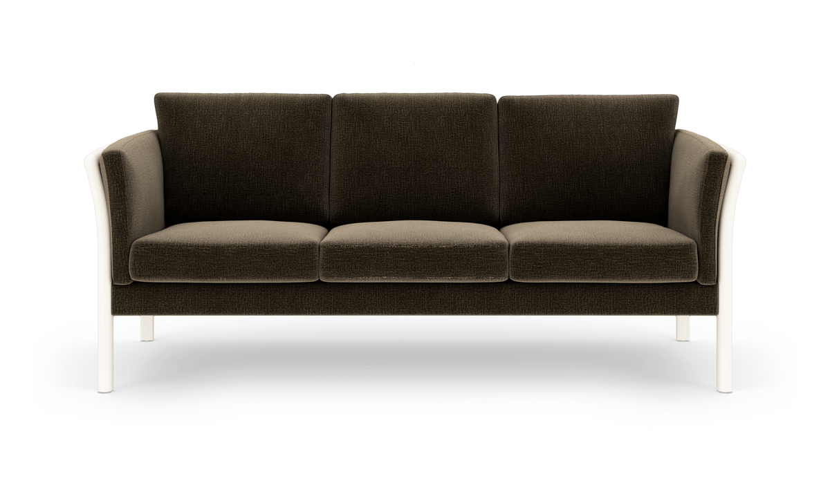 Mørkebrun tresædet sofa med hvide ben, set lige forfra mod hvid studiebaggrund.