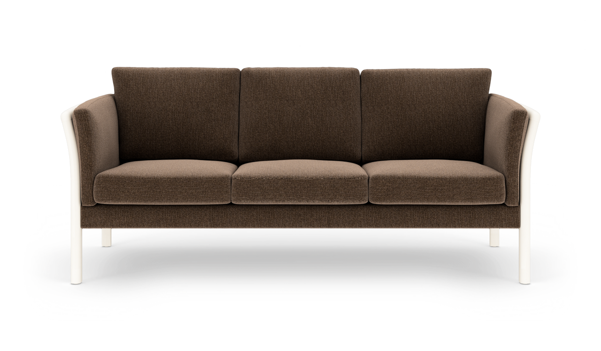 Brun 3-personers sofa med hvide ben og afrundede armlæn, frilagt på hvid baggrund.