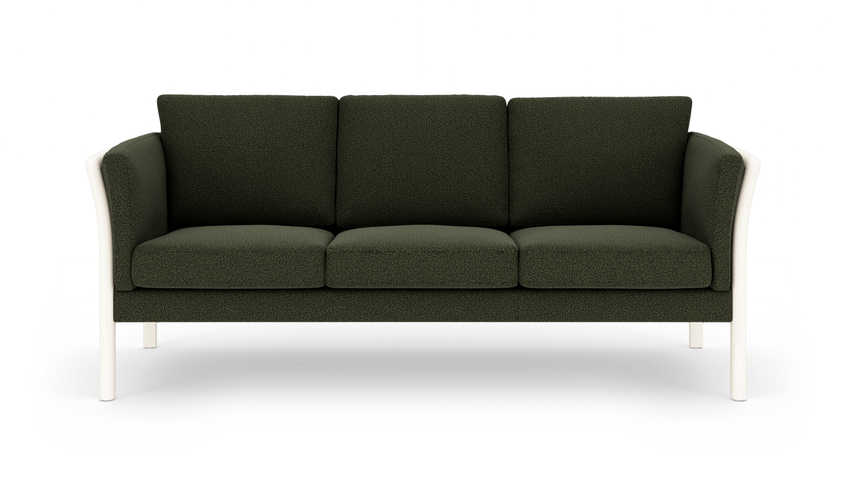 Mørkegrøn tresæders sofa med hvid ramme og ben, frontvisning på hvid studiobaggrund.