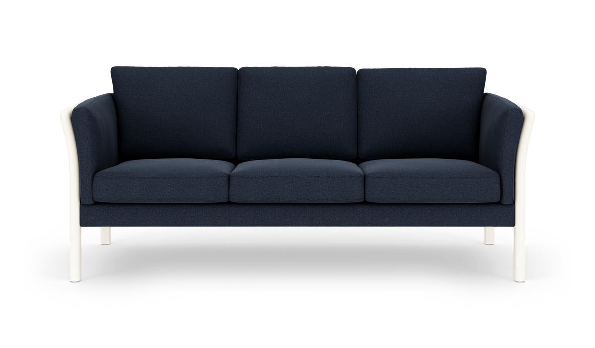 Mørkeblå 3-personers sofa med hvide ben og afrundede armlæn, fotograferet lige for i studiemiljø.
