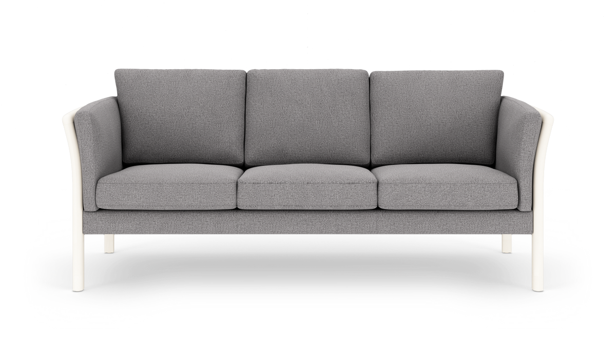 Grå tresæders sofa med lys ram og rundede ben, fotograferet lige for mod hvid baggrund.