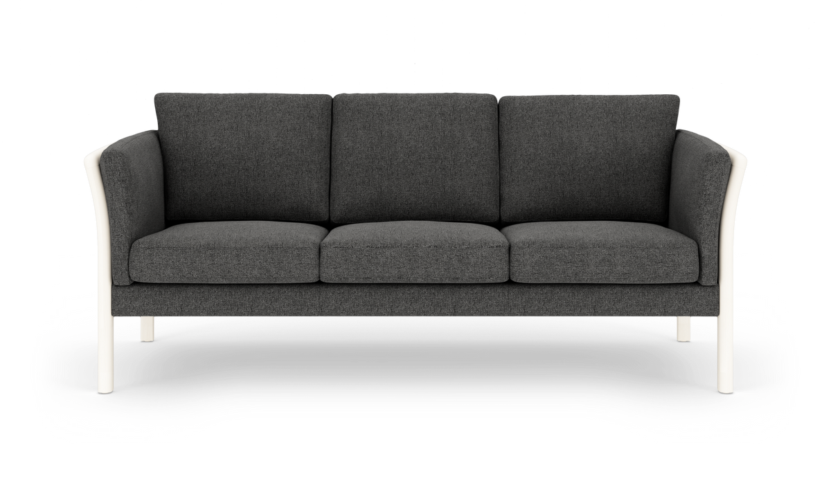 Mørkegrå 3-personers sofa med afrundede armlæn og hvid ramme, frilagt på hvid baggrund.