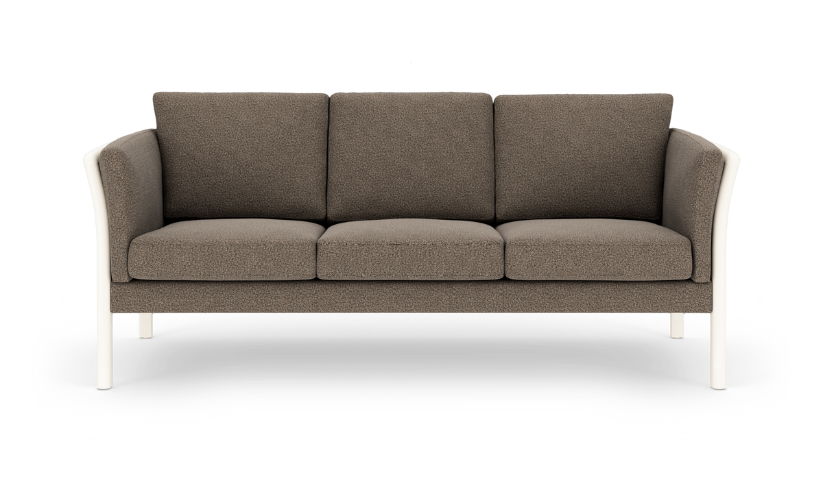Tresædet sofa i brungråt tekstil med afrundede armlæn og hvide ben, frilagt mod hvid baggrund.