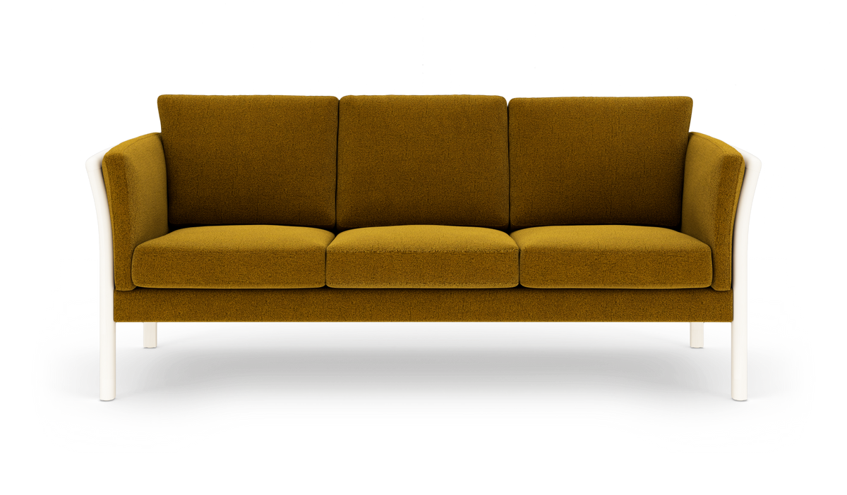 Sennepsgul 3-personers sofa med hvide ben på hvid baggrund.