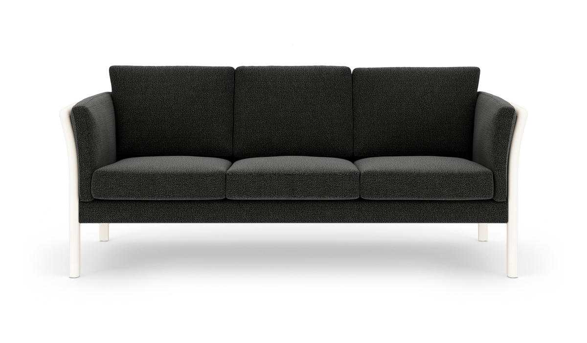 Sort tresædet sofa med hvide ben og afrundede armlæn, set forfra mod hvid baggrund.
