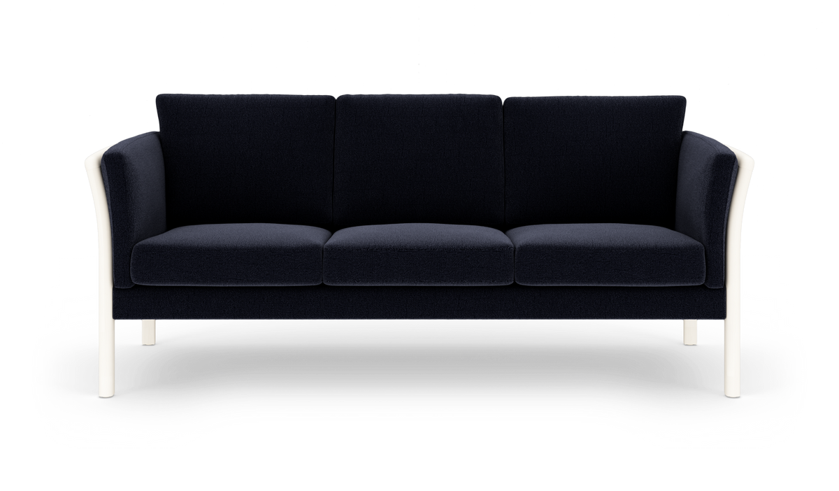 3-personers sofa i mørkeblåt stof med hvide, rundede ben og armlæn, frilagt frontvisning.