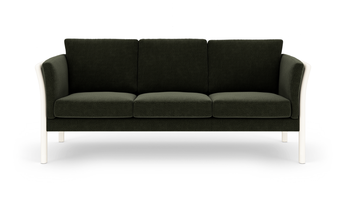 Mørkegrøn 3-personers sofa med hvide ben og ramme, set forfra på hvid baggrund.