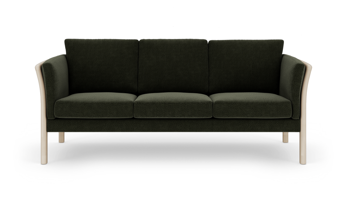 Mørkegrøn 3-personers sofa med hvide ben og ramme, set forfra på hvid baggrund.