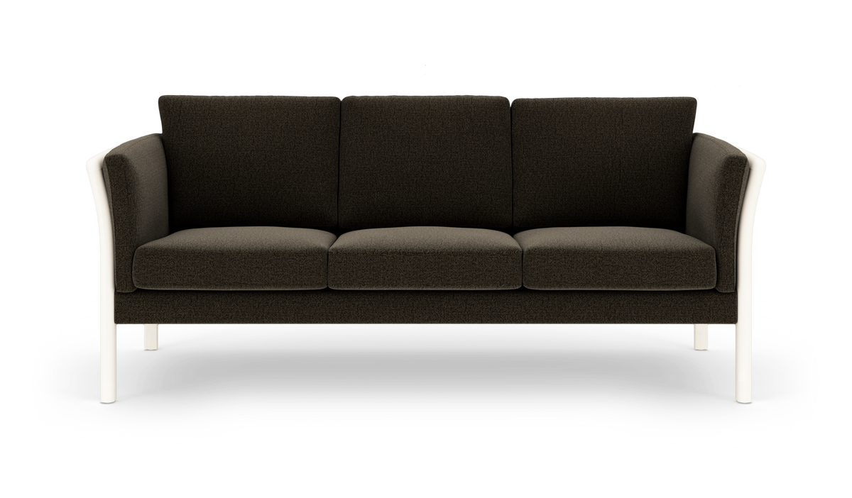 Mørkebrun tresæders sofa med hvide ben, fritlagt på hvid baggrund.
