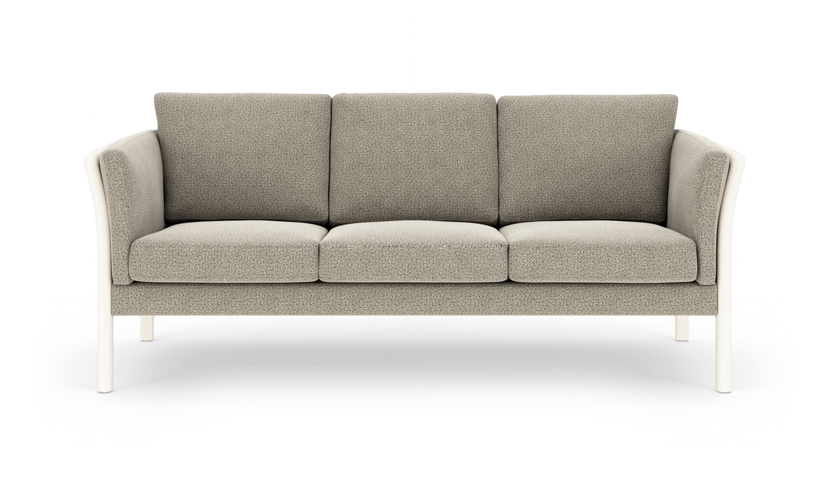 Beige 3-personers sofa med afrundede armlæn, polstret i tekstil, frilagt på hvid baggrund.