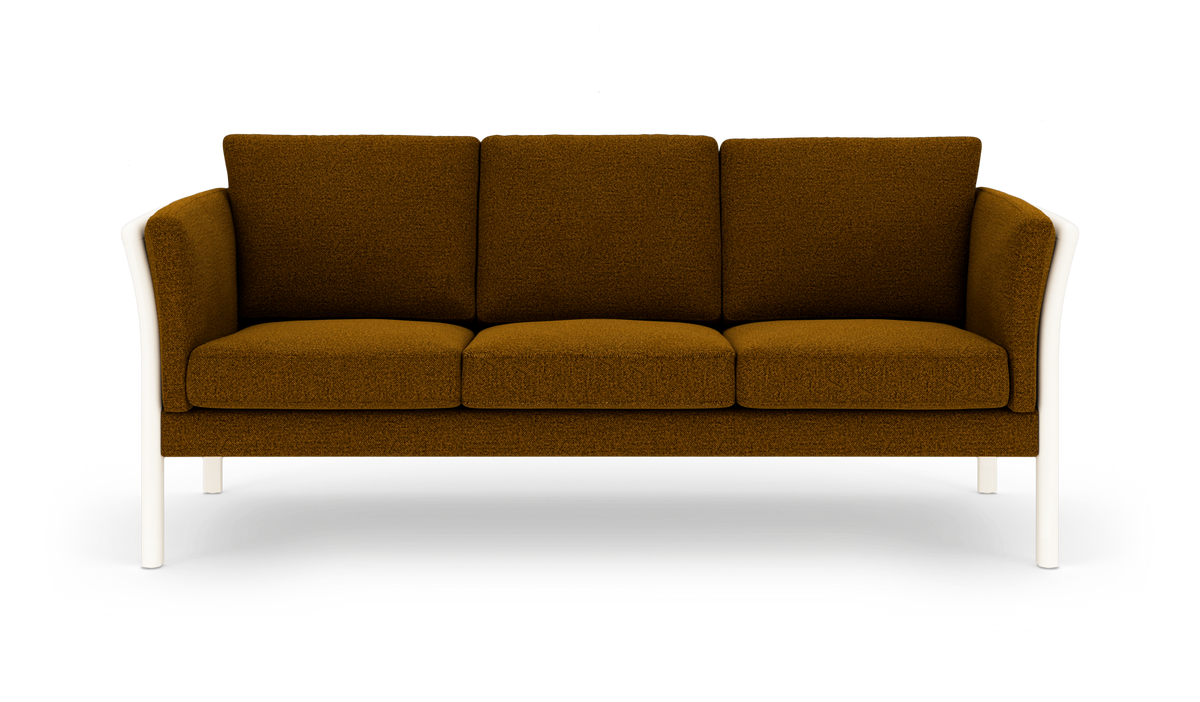 Brun tresæders sofa med buede armlæn og hvide ben, set forfra i studie.