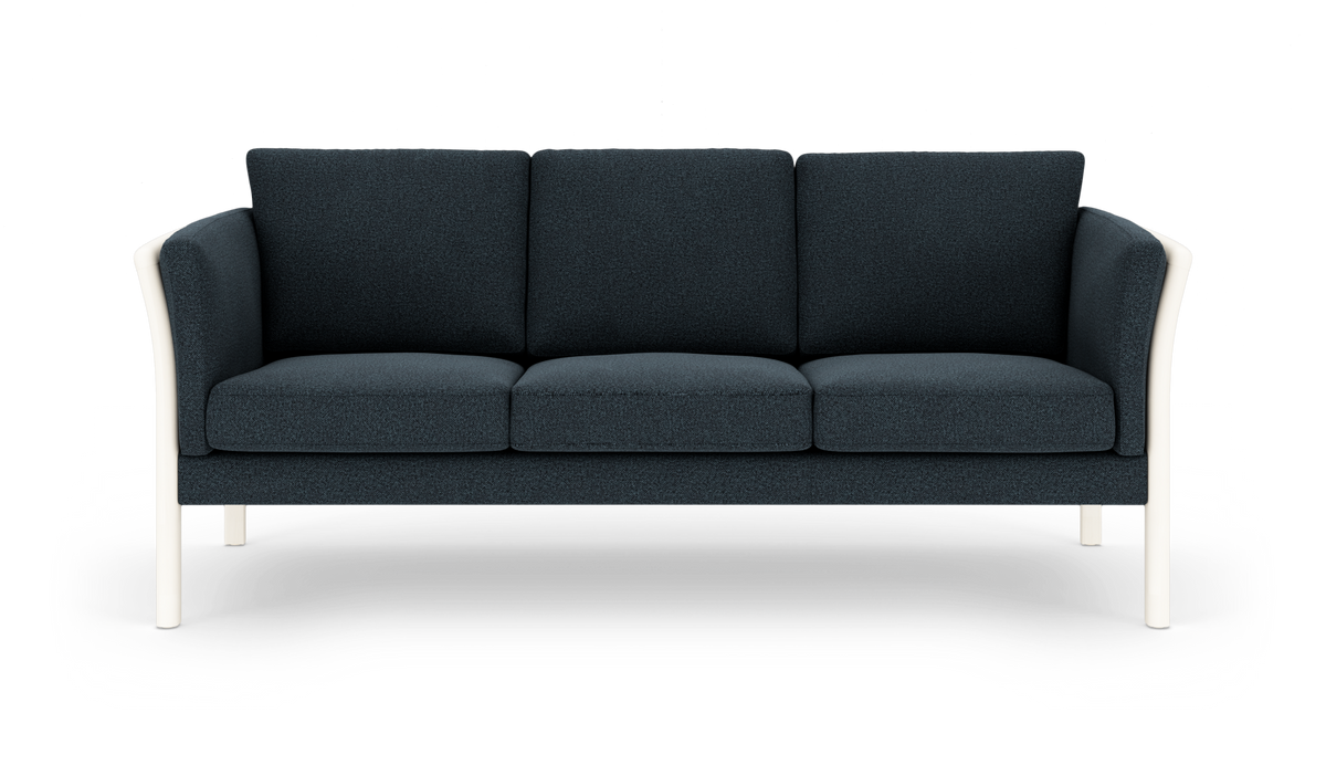 Mørkeblå 3-personers sofa med hvide ben, frontvisning på frilagt baggrund.