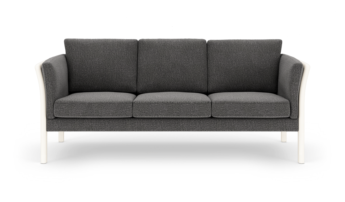 Mørkegrå tresæders sofa med hvide ben, frontvisning på hvid baggrund.