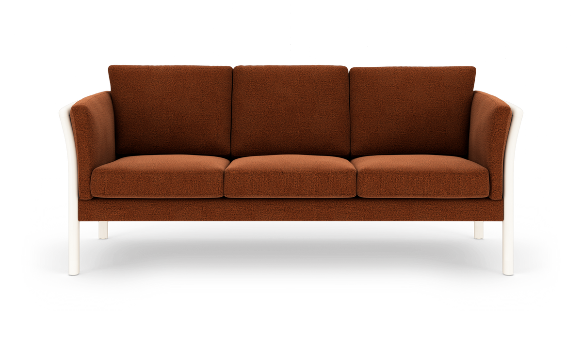Brun 3-personers sofa med hvid ramme og ben, frontvisning mod hvid studiebaggrund.