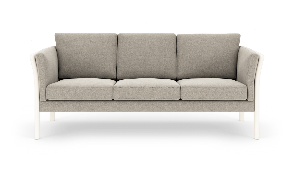 Lysgrå 3-personers sofa med bløde puder og hvid ramme, frontvisning på hvid baggrund.