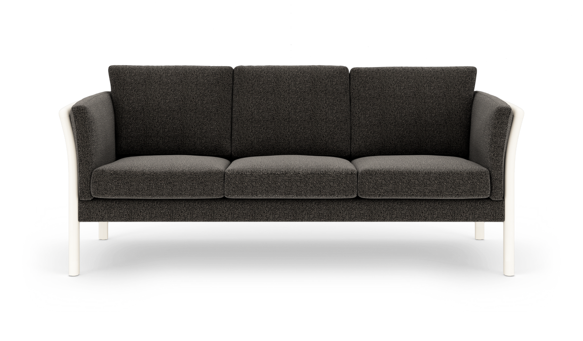 Mørkegrå 3-personers sofa med hvide runde ben og tykke puder, fotograferet forfra.