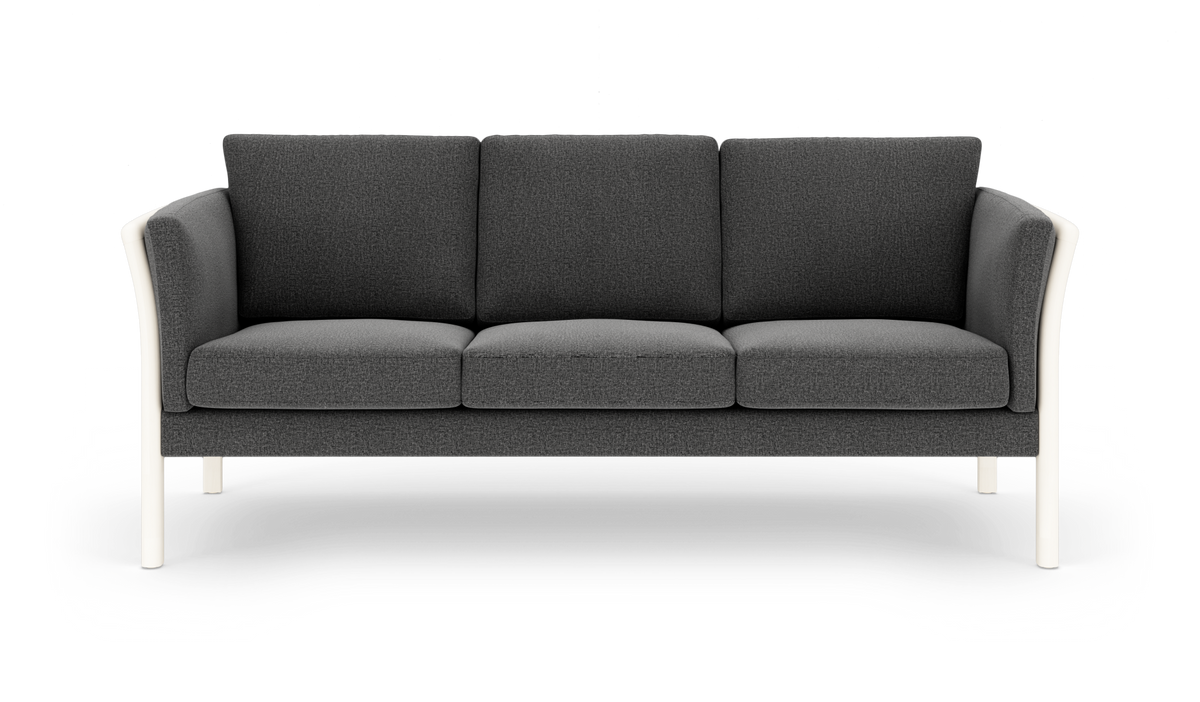 Mørkegrå tresæders sofa med hvide ben, frontvisning.