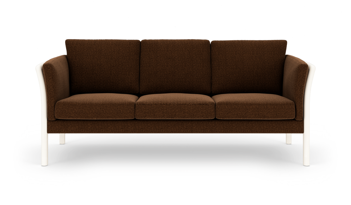 Brun 3-personers sofa med hvide ben, frilagt på hvid baggrund.