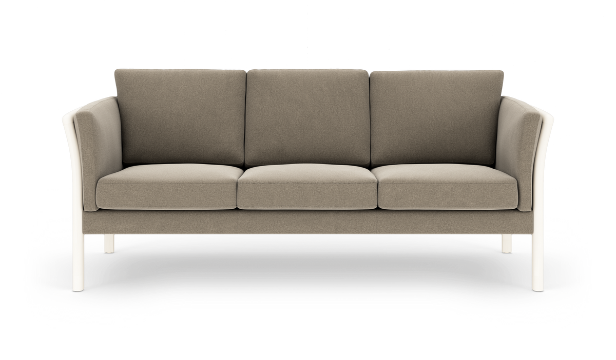 Beige tresæders sofa med hvide ben og afrundede armlæn i studieopsætning.