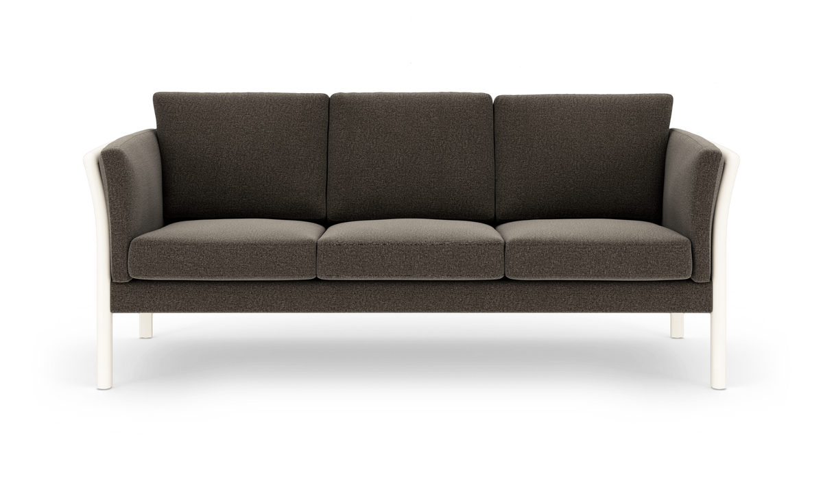 Mørkegrå tresædet sofa med afrundede armlæn og hvide ben, frilagt på hvid baggrund.