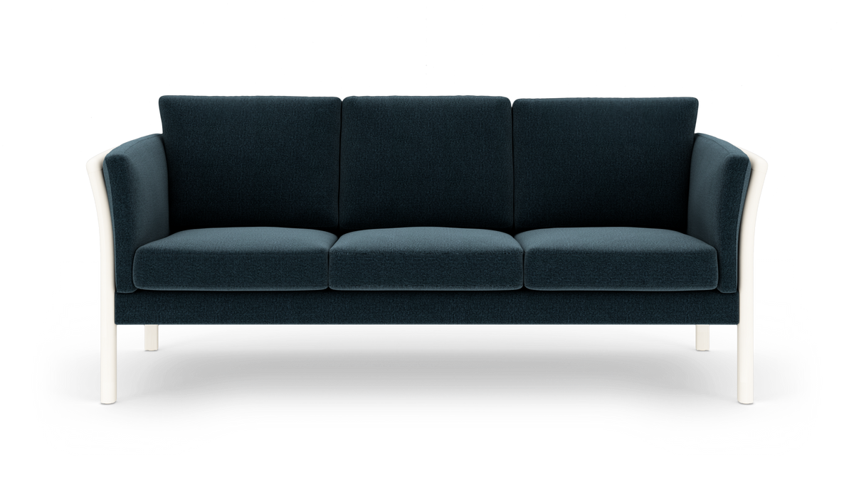 Mørkeblå tresæders sofa med afrundede armlæn og hvide ben, frilagt mod hvid baggrund, set forfra.