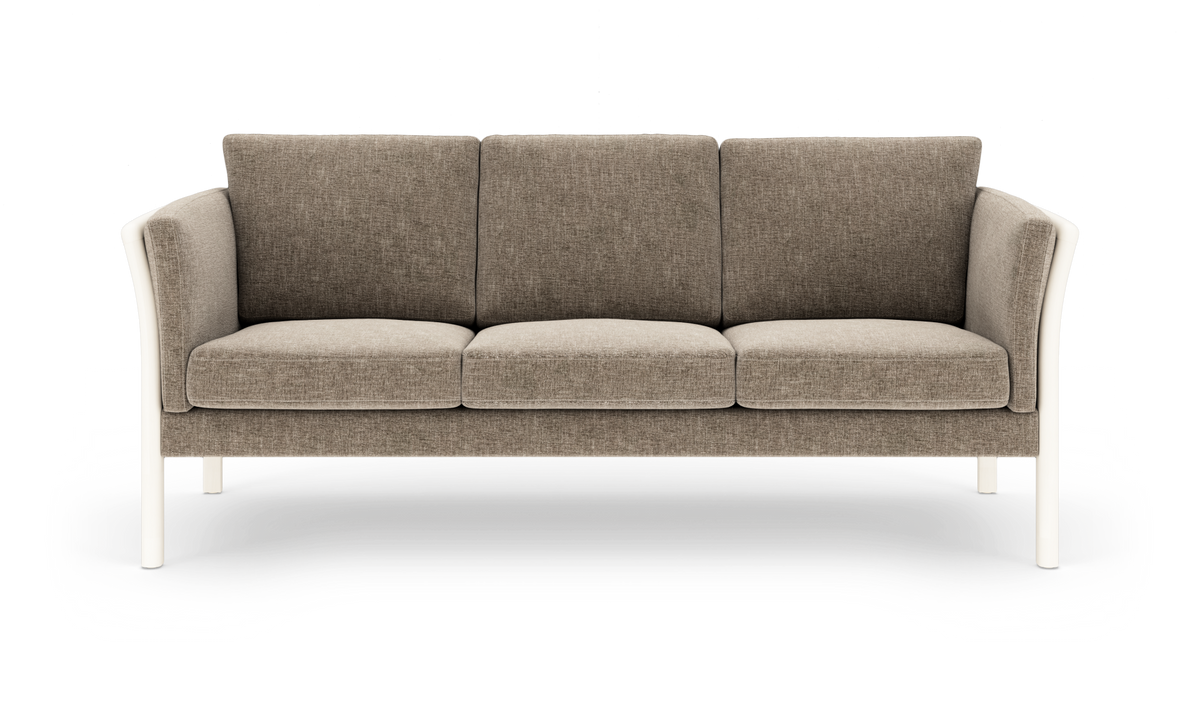 Tre-personers sofa i beigegråt stof med afrundede armlæn og hvide ben, frilagt på hvid baggrund.