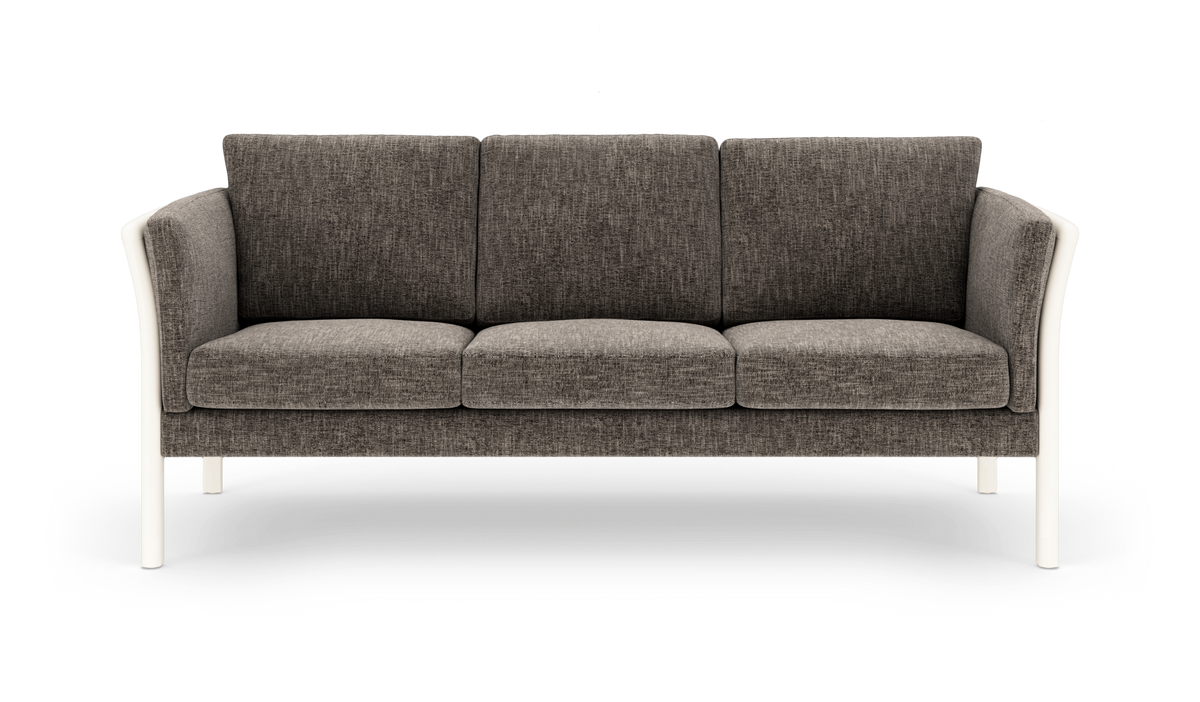 Grå tresæders sofa med hvide ben, frontvisning mod hvid studiobaggrund.